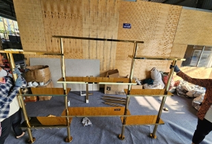Quy trình chi tiết thi công lắp đặt cửa inox mạ vàng